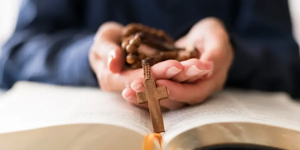 Crucifixos e sua simbologia para fé cristã