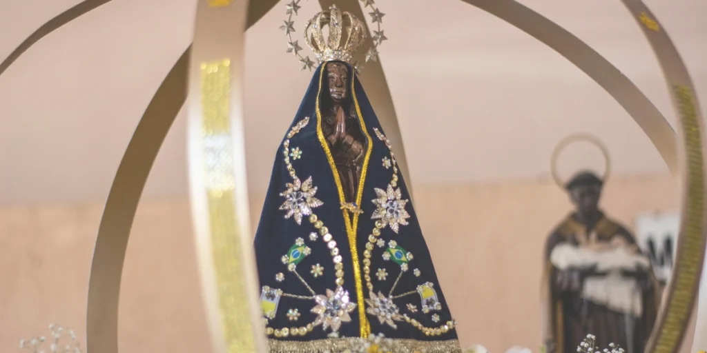 Imagem de Nossa Senhora Aparecida com manto azul e coroa